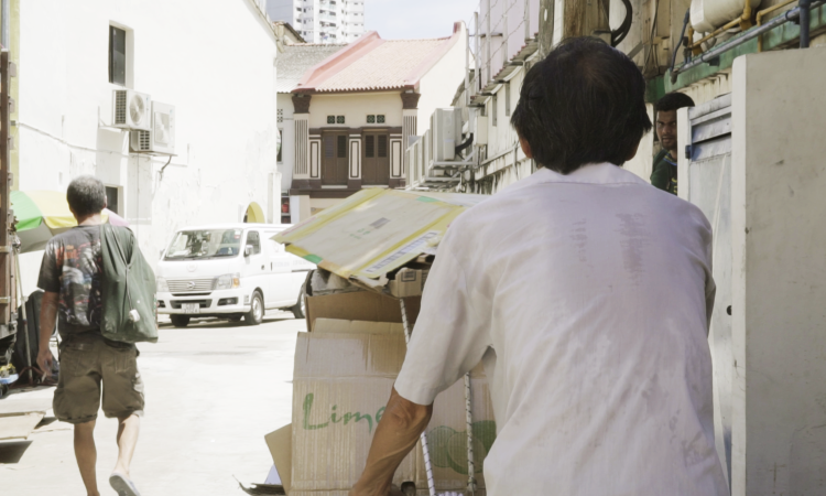 Post thumbnail of The real struggle of Singapore’s old, ailing cardboard collectors