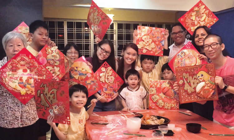 Post thumbnail of Singaporean family opens their home to foreigners who will be lonely on Chinese New Year