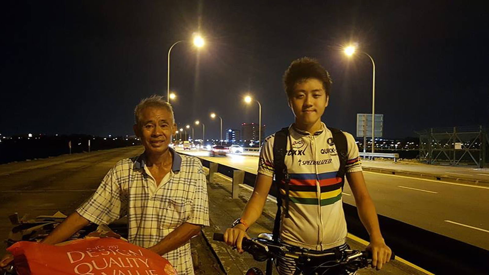 Lost karung guni uncle helped by cyclists who walk him home from Yishun Dam