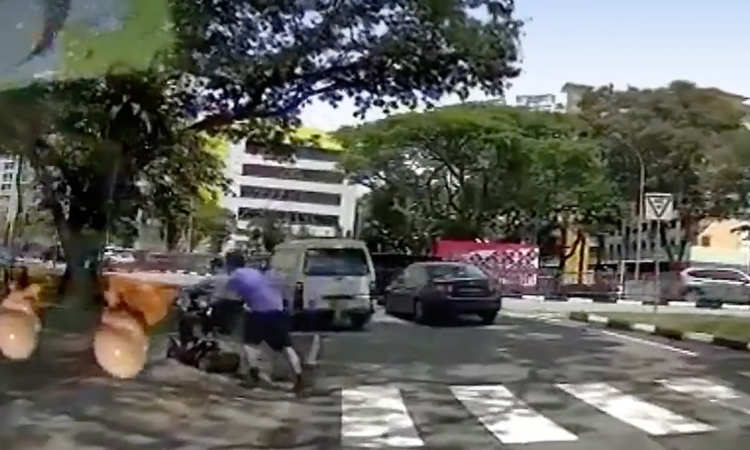 Post thumbnail of Driver leaves his vehicle to help an elderly rider cross the road safely