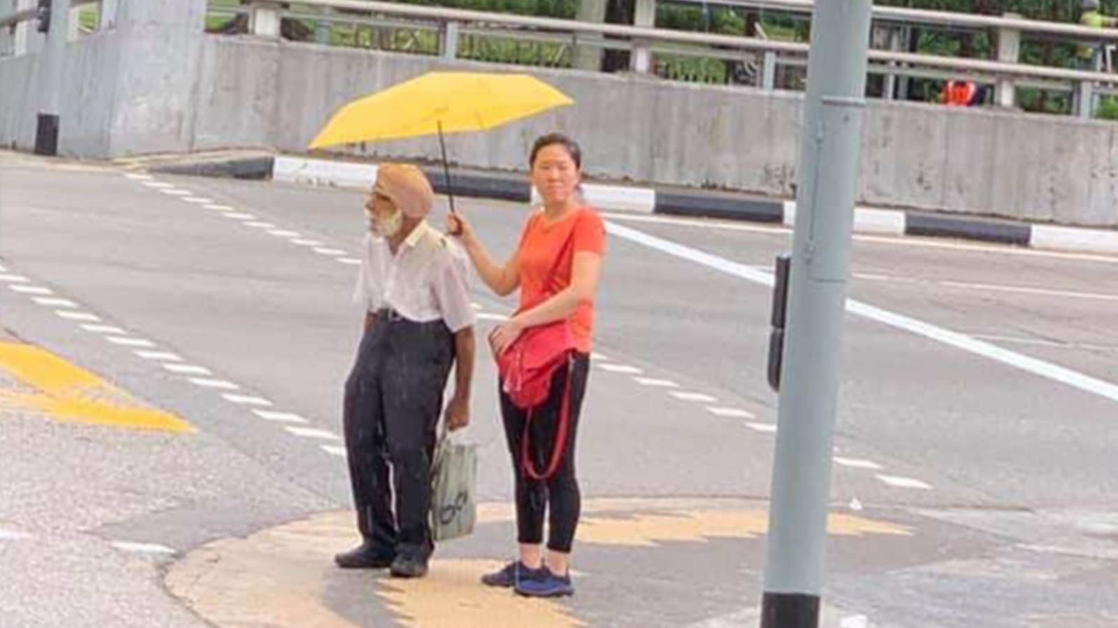 This photo of a Chinese woman and an elderly Sikh man will warm your heart on a rainy day