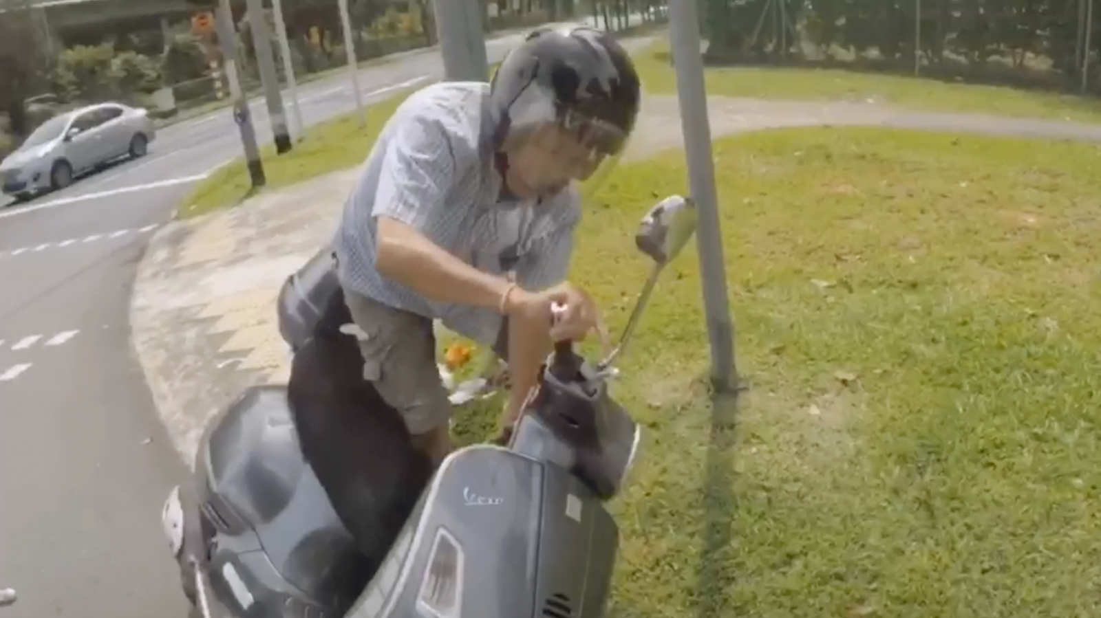 Grabfood delivery rider helps elderly motorcyclist who fell off his bike