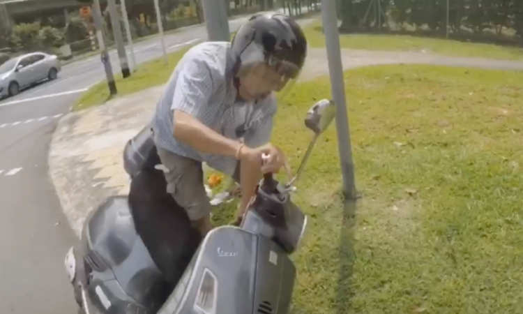 Post thumbnail of Grabfood delivery rider helps elderly motorcyclist who fell off his bike