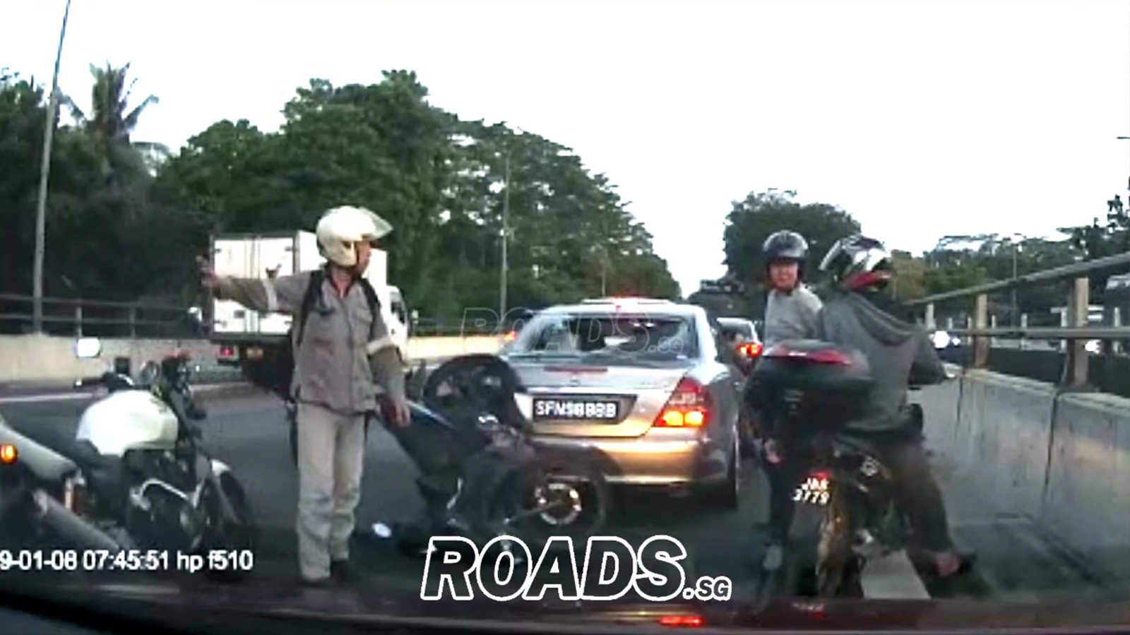 Motorists rush to help injured motorcyclist after chain collision along SLE