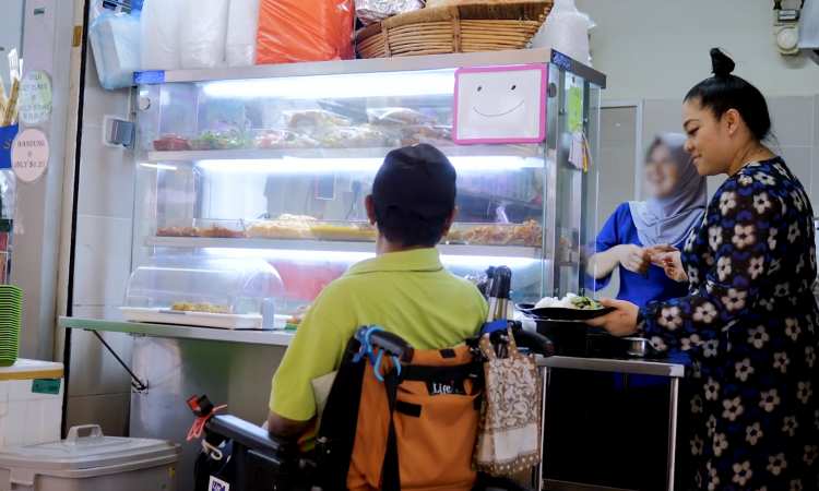 Post thumbnail of Tiong Bahru hawker stall invites Singaporeans to chope “bad day meals” to feed the needy