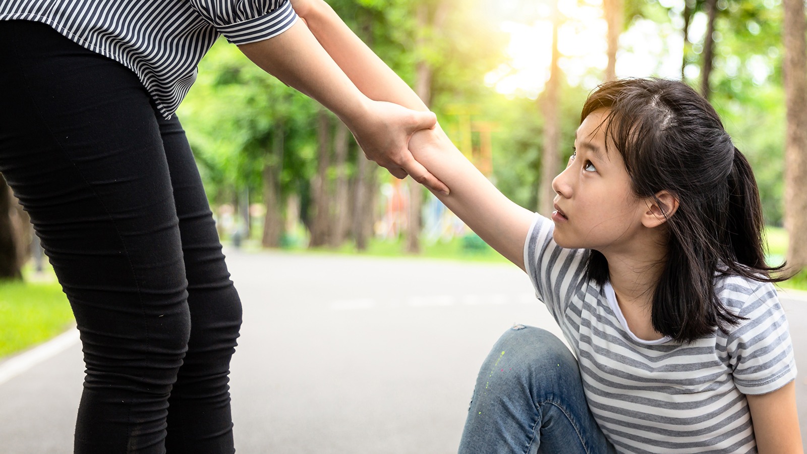 Kind personal. Картинки поднимаешь детей на износ. To Stand up after Falling. Help to Stand up. Картинки поднимают люди людей с места.