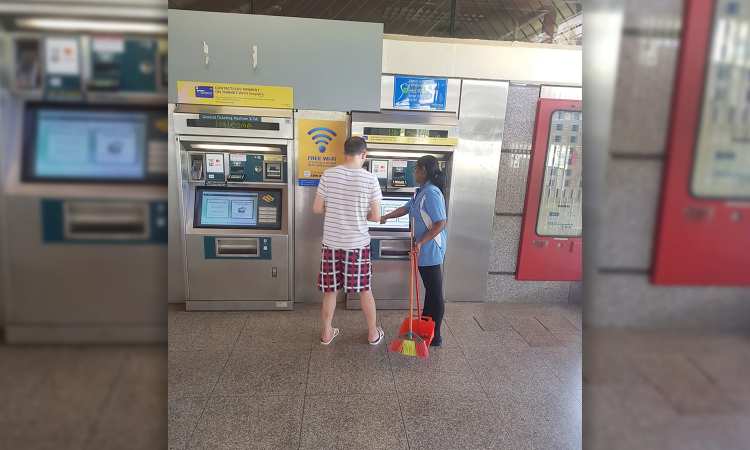 Post thumbnail of MRT station cleaner patiently helps agitated foreigner