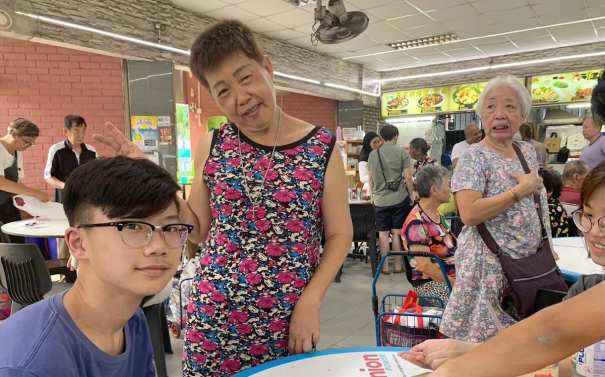 Dylan spreading kindness through his volunteer session in Singapore