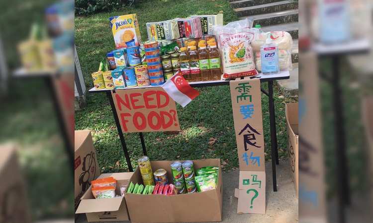 Post thumbnail of Duo set up pop-up roadside store to collect, give away free food for the needy