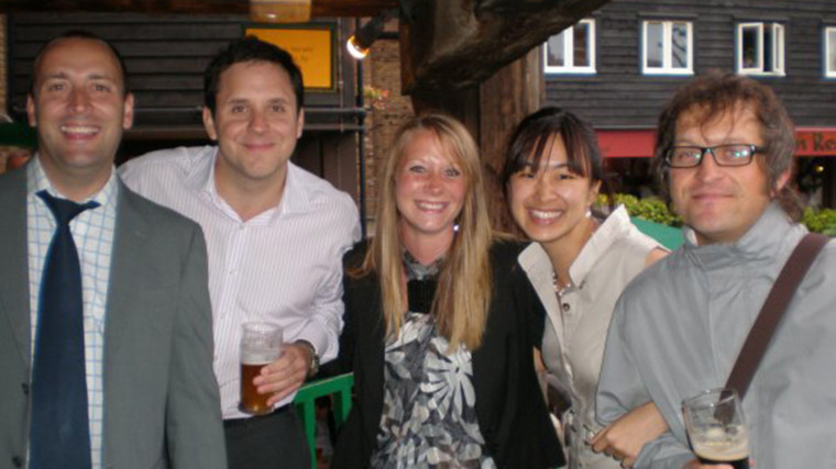 Singaporean having drinks with London Colleagues