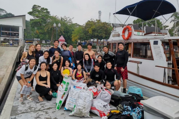 Volunteers with Our Singapore Reefs in September 2019, after a successful cleanup that yielded 135 kg of trash.