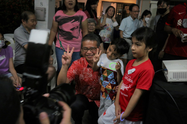 Minister for MCCY Edwin Tong playing with children.