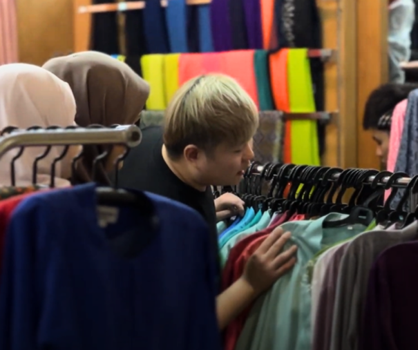 Workers of Cassandra Fashion helping the local malay community. Source: Nazurah
